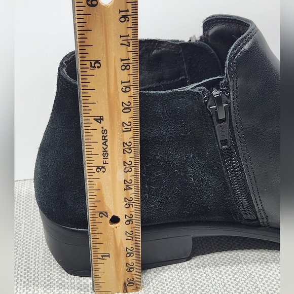 Naot Helm Size 8 Black Ankle Boot Leather Suede Side Zip Bootie Comfort EU 39 - Picture 13 of 15